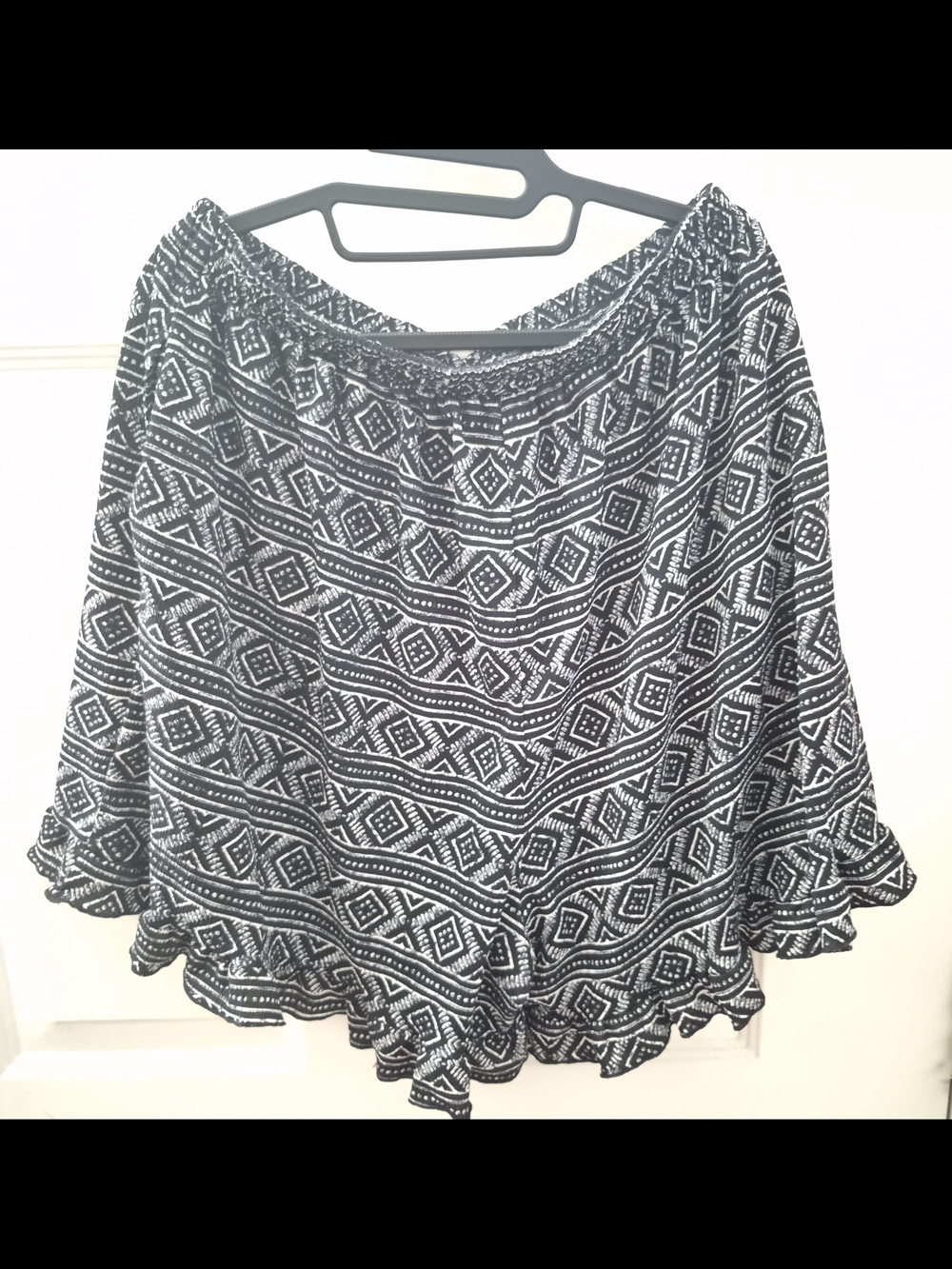 LuLaRoe XL Jude Ruffle Hem Shorts Boho Black Print, EUC